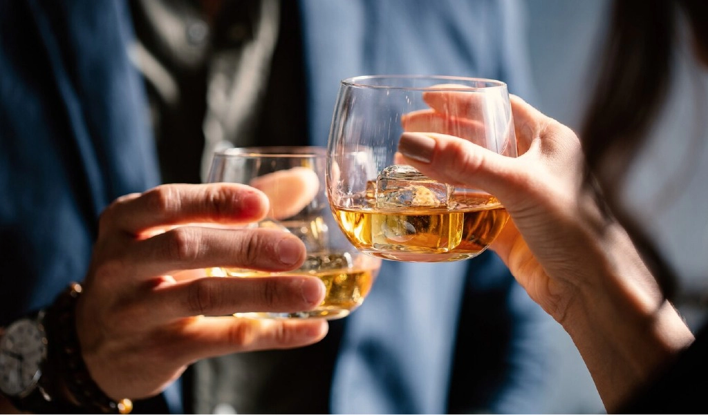 Cách Thưởng Thức Whisky Như Một Chuyên Gia: Bí Quyết Và Mẹo Vặt